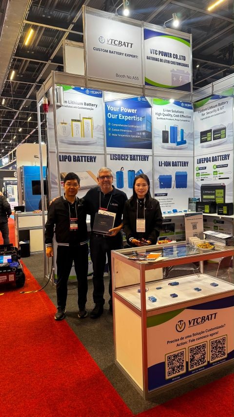 Das VTCBATT-Team und ein Kunde am Stand A55
