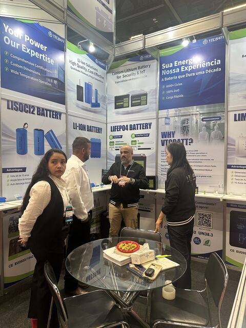 Mitarbeiter von VTCBATT mit einem Besucher der Exposec Brazil
